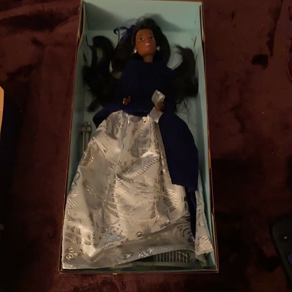 Winter Velvet Barbie 1995 - Picture 2 of 4